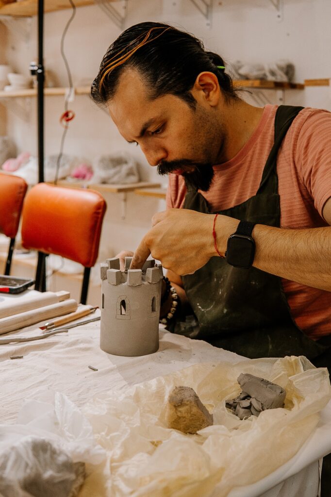 Alumno moldeando cerámica en el taller 1200 Grados