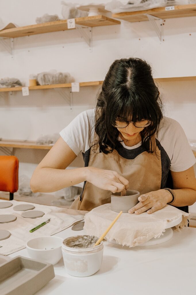 Alumna dando forma a una pieza de cerámica